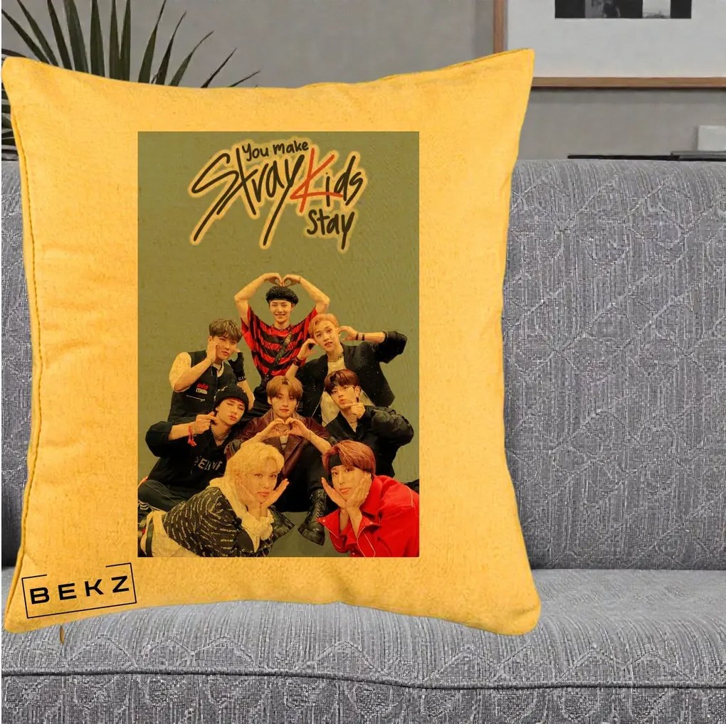Perna Personalizata K-pop Stray Kids You Make Stray Kids Stay cu Foto Grup, 40x40 cm, Galben, Husa Detasabila, Perna Inclusa, BEKZ®