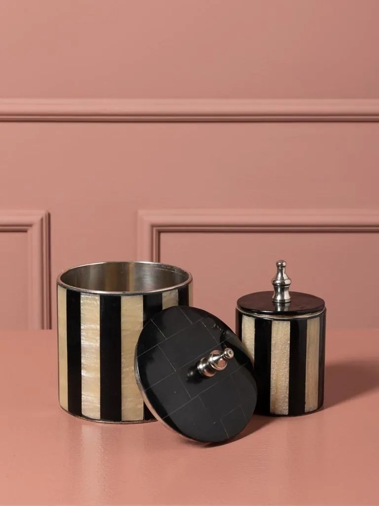 Set 2 cutii decorative din metal și rășină, dungi negre și natur, capac negru cu buton argintiu, finisaj lucios, 20 x 12,5 cm, „Élégance”