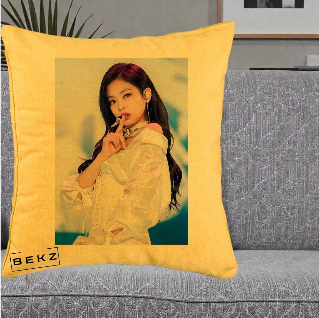 Perna Personalizata K-pop BLACKPINK Jennie Concert Alb cu Microfon, 40x40 cm, Galben, Husa Detasabila, Perna Inclusa, BEKZ®