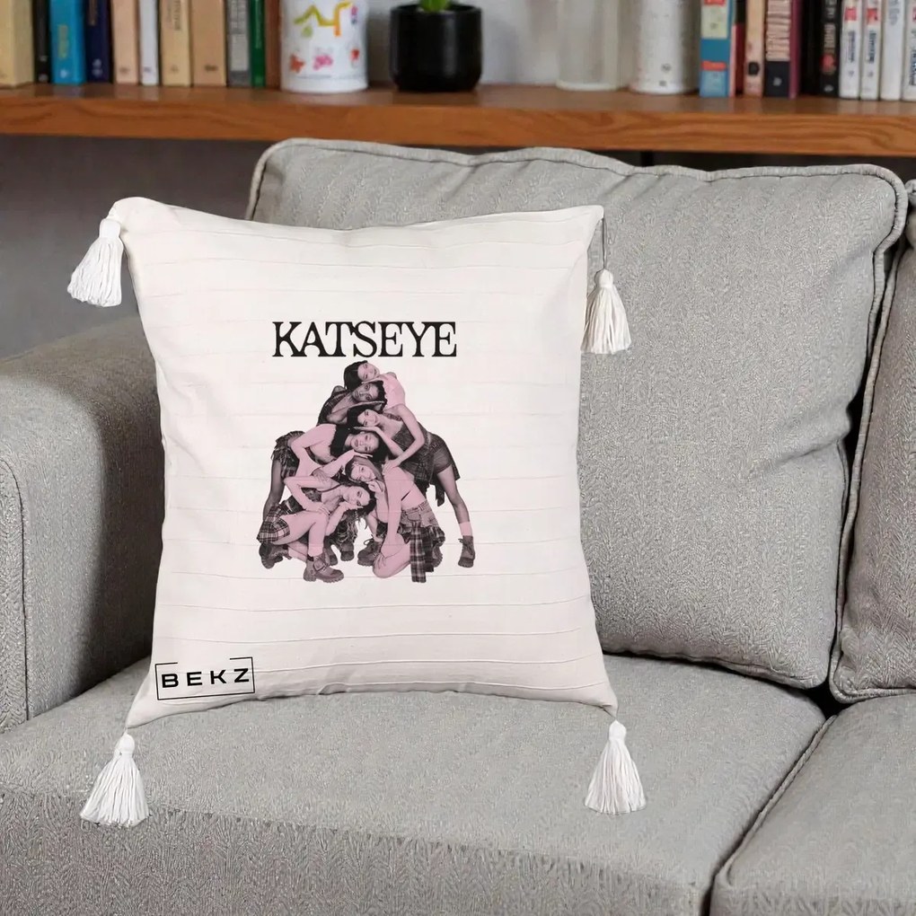 Perna Personalizata K-pop KATSEYE Foto Roz Vintage, 40x40 cm, Bej cu Franjuri, Husa Detasabila, Perna Inclusa, BEKZ®