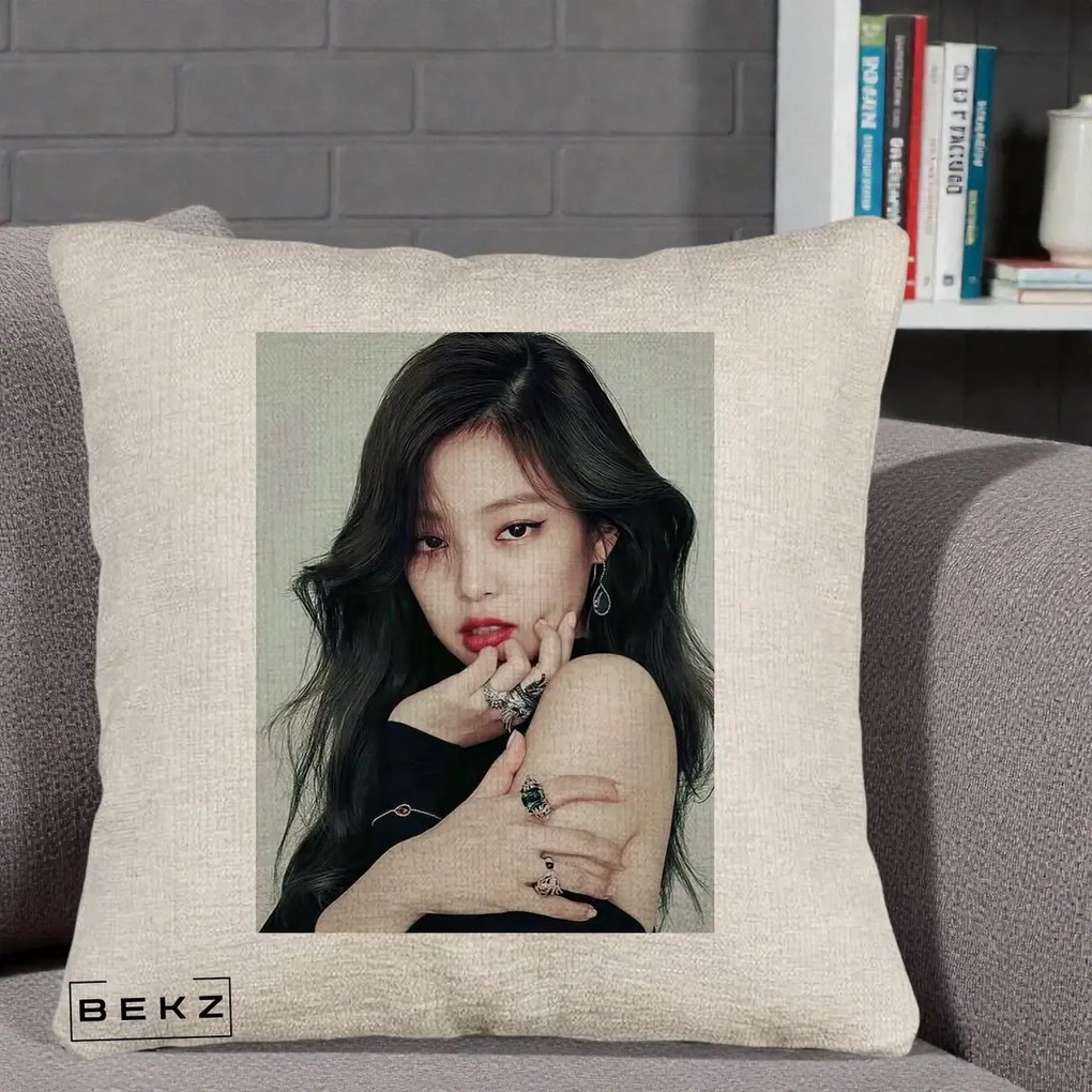 Perna Personalizata K-pop BLACKPINK Jennie Editorial Negru cu Inele, 40x40 cm, Bej Canapea, Husa Detasabila, Perna Inclusa, BEKZ®