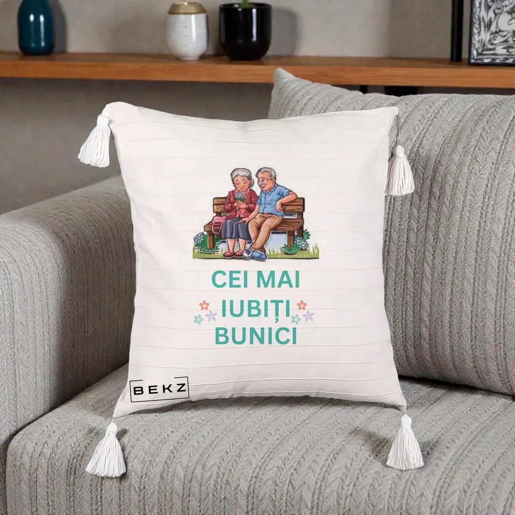 Cadou pentru Bunici - Perna Personalizata Cei Mai Iubiti Bunici Cuplu pe Banca Ilustratie, 40x40 cm, Bej cu Franjuri, Husa Detasabila, Perna Inclusa, BEKZ®
