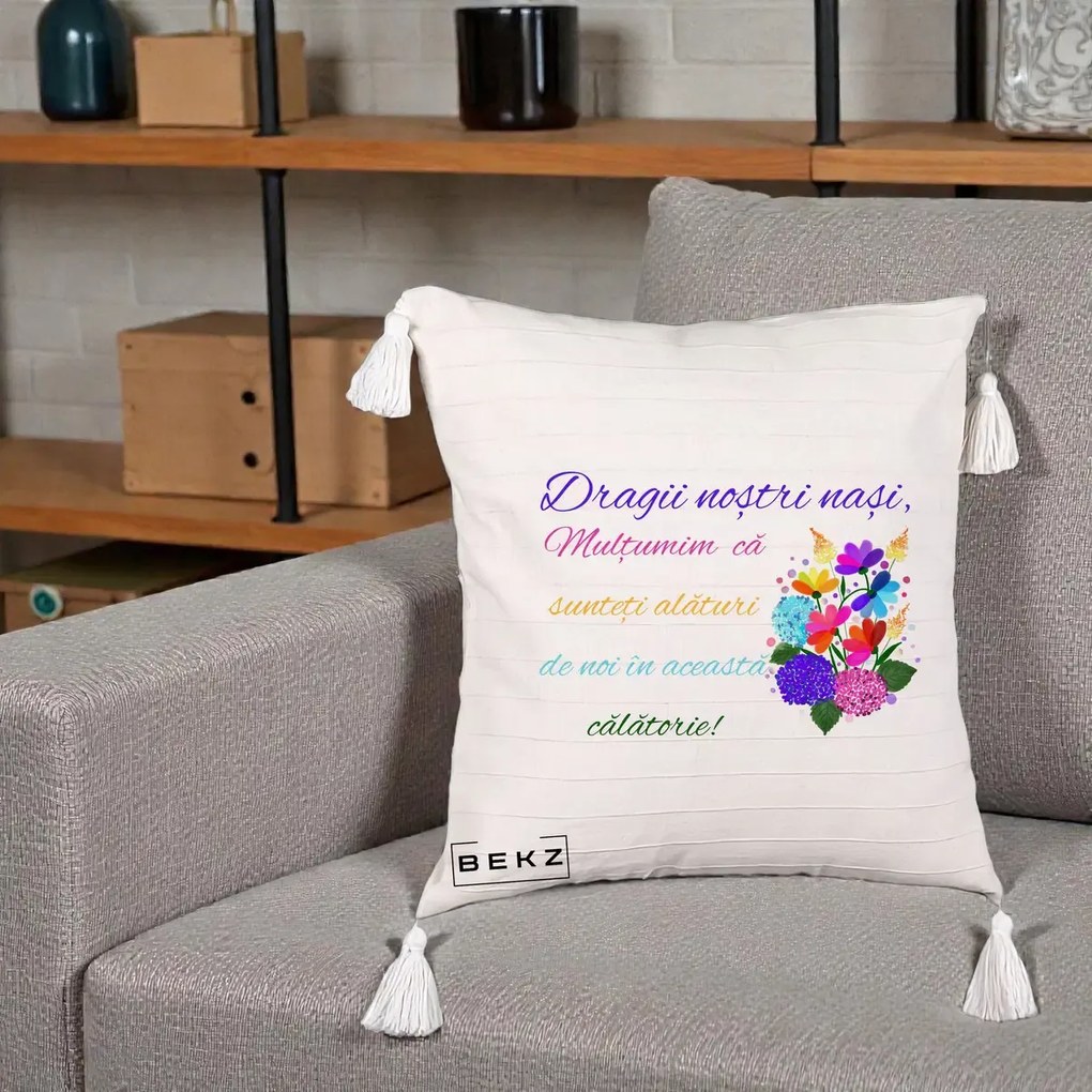 Perna Personalizata Dragii Nostri Nasi Multumim cu Flori Multicolore Colorat, 40x40 cm, Bej cu Franjuri, Husa Detasabila, Perna Inclusa, BEKZ®