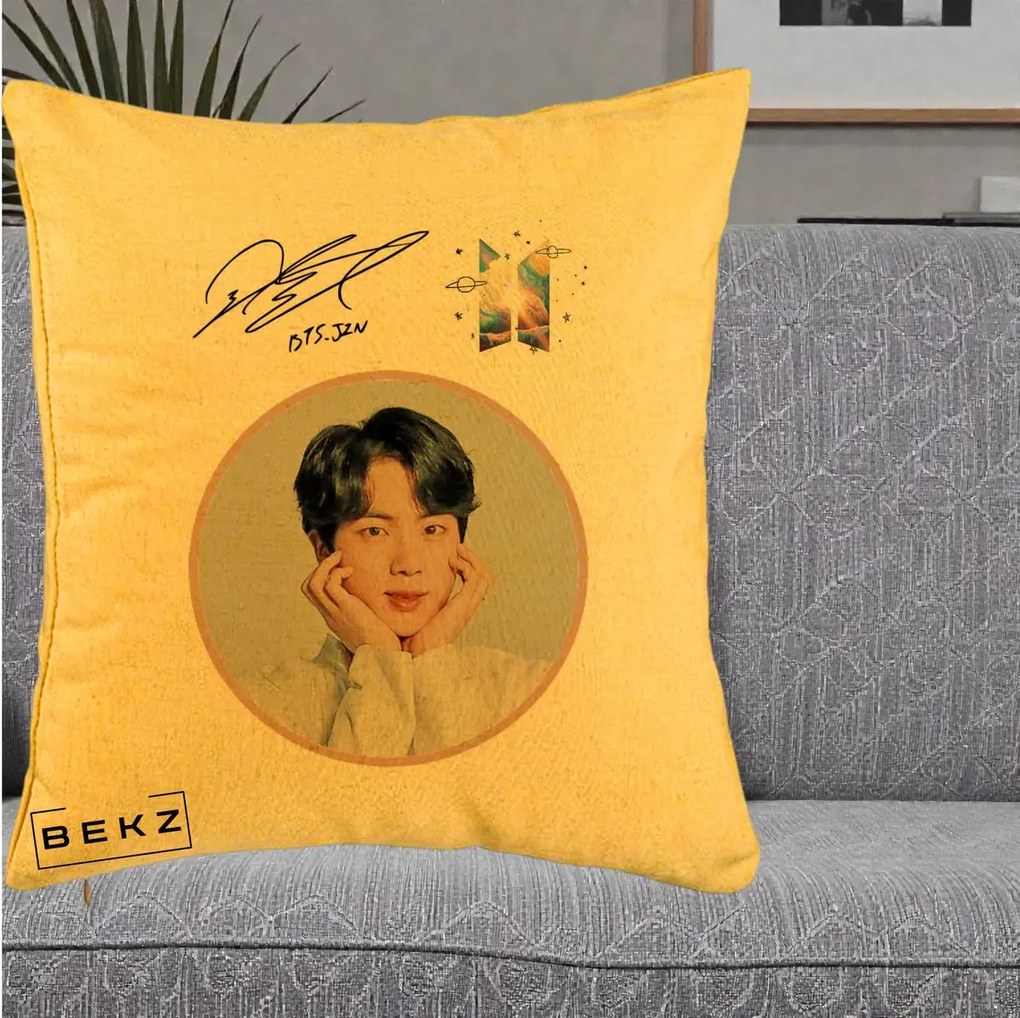 Perna Personalizata K-pop BTS Jin Portret cu Autograf, 40x40 cm, Galben, Husa Detasabila, Perna Inclusa, BEKZ®
