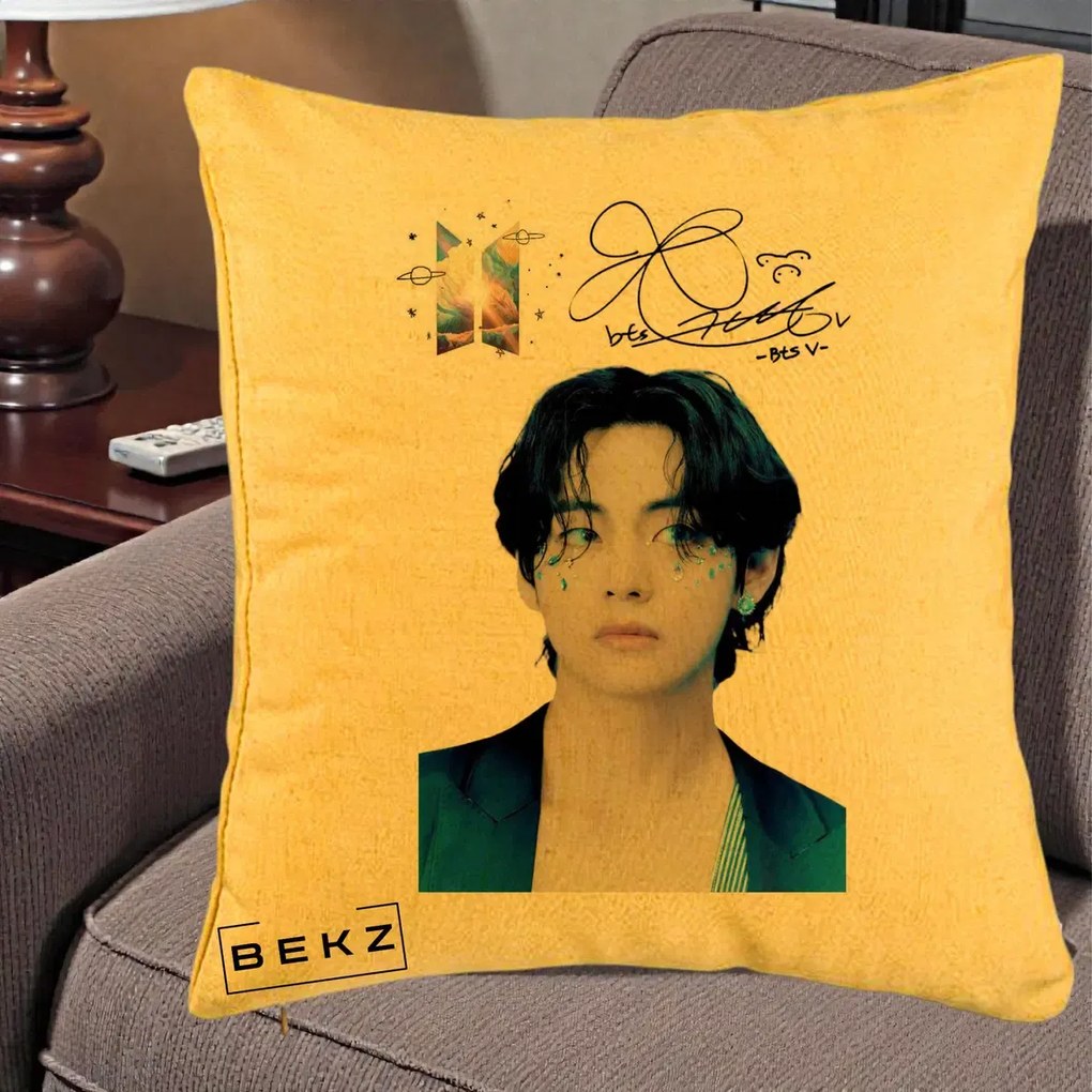 Perna Personalizata K-pop BTS V Taehyung Portret cu Autograf, 40x40 cm, Galben, Husa Detasabila, Perna Inclusa, BEKZ®