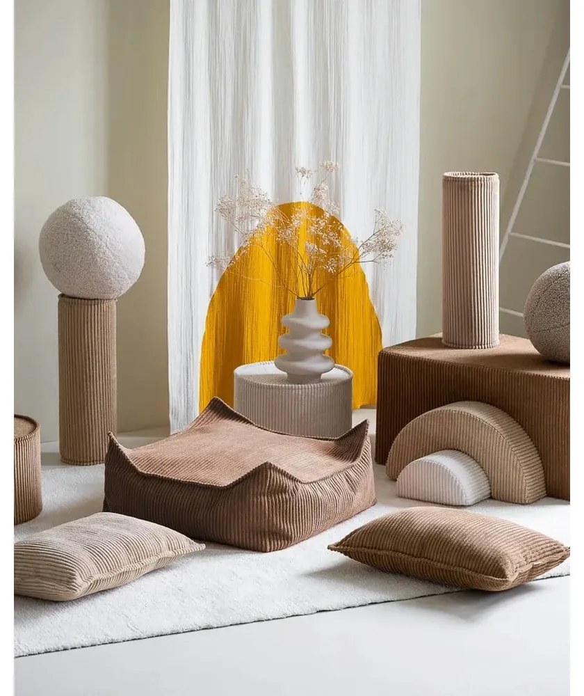 Pernă decorativă pentru copii maro deschis cu tapițerie din catifea reiată Roll – Wigiwama