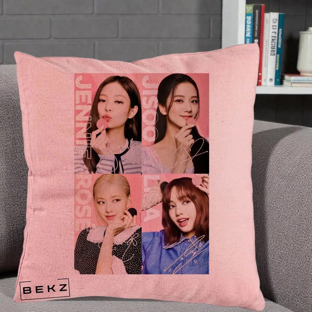 Perna Personalizata K-pop BLACKPINK Colaj 4 Portrete cu Semnature, 40x40 cm, Roz, Husa Detasabila, Perna Inclusa, BEKZ®