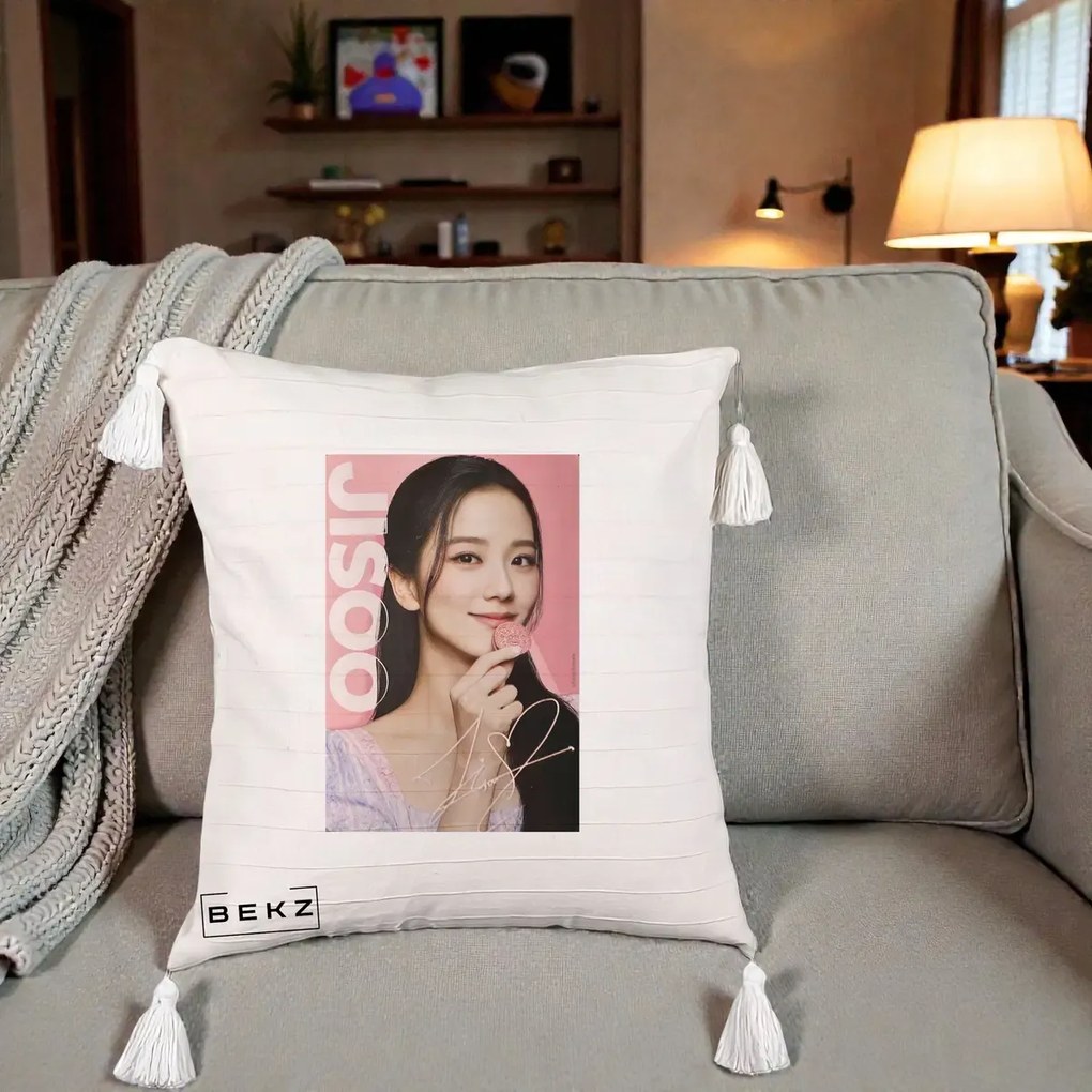 Perna Personalizata K-pop BLACKPINK Jisoo cu Semnatura si Fond Roz, 40x40 cm, Bej cu Franjuri, Husa Detasabila, Perna Inclusa, BEKZ®
