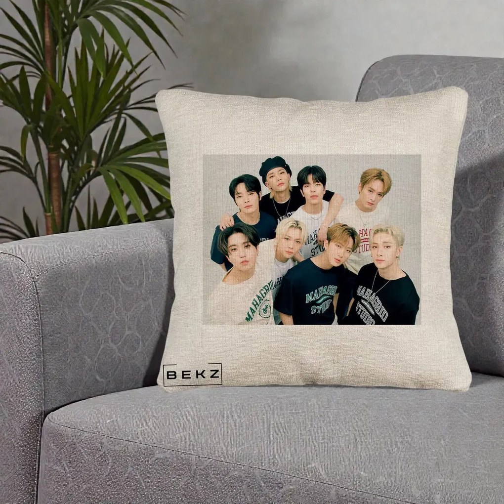 Perna Personalizata K-pop Stray Kids Foto Grup Text, 40x40 cm, Bej Canapea, Husa Detasabila, Perna Inclusa, BEKZ®