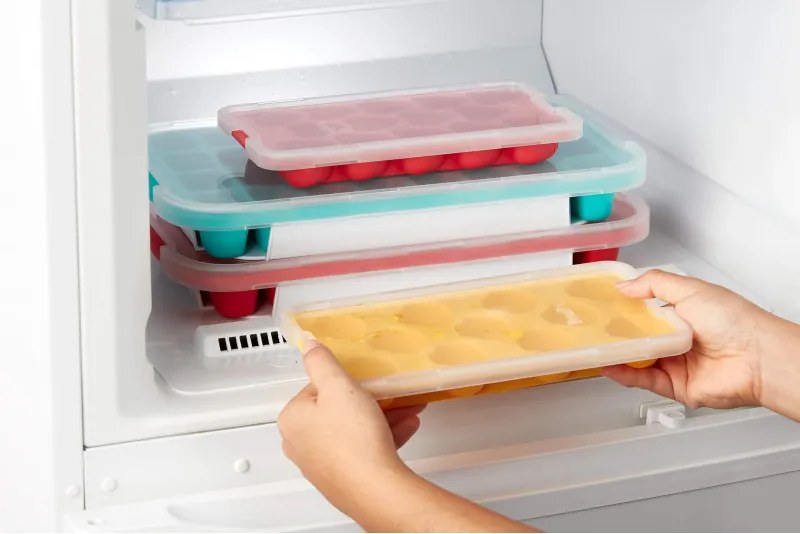 Forma cuburi de gheata cu capac Lekue 1010243, 34,2 x 18,7 x 4,4 cm, 32 cuburi, Stearin, -40°C/+60°C, Rosu