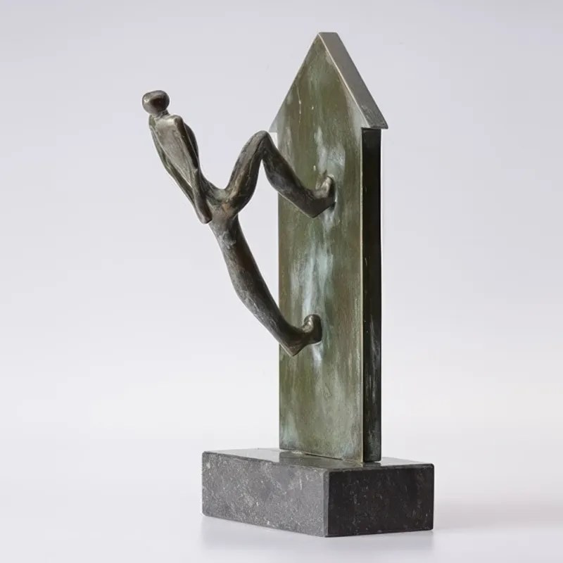 Statueta bronz masiv "Facand imposibilul posibil"