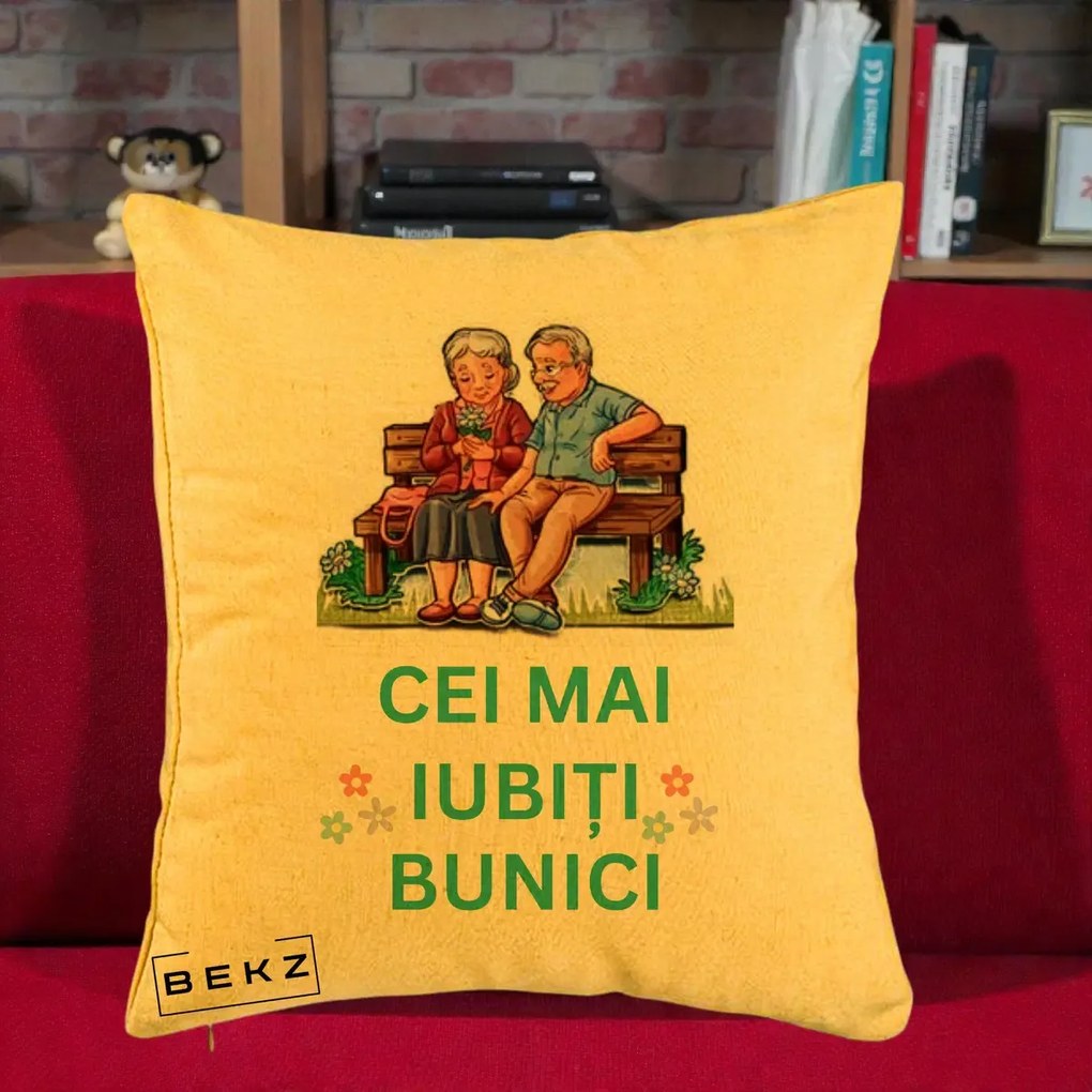 Cadou pentru Bunici - Perna Personalizata Cei Mai Iubiti Bunici Cuplu pe Banca Ilustratie, 40x40 cm, Galben, Husa Detasabila, Perna Inclusa, BEKZ®