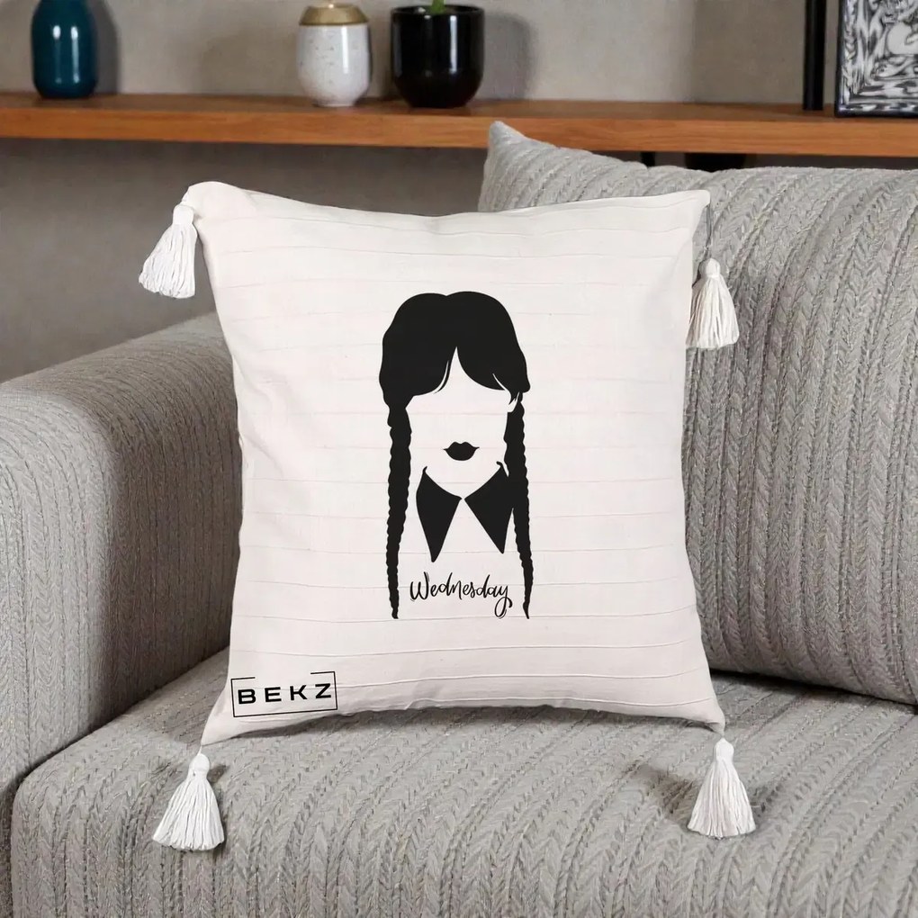 Perna Personalizata Wednesday Addams Silueta Alb-Negru, 40x40 cm, Bej cu Franjuri, Husa Detasabila, Perna Inclusa, BEKZ®