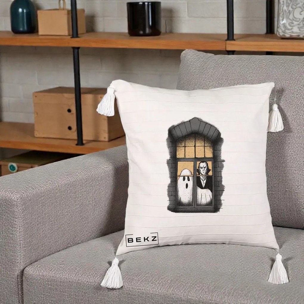 Perna Decorativa Halloween Fantoma si Dracula la Fereastra, 40x40 cm, Bej cu Franjuri, Husa Detasabila, Perna Inclusa, BEKZ®