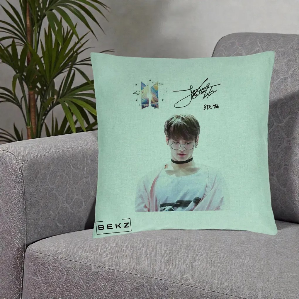 Perna Personalizata K-pop BTS Jungkook Portret cu Ochelari Autograf, 40x40 cm, Verde Menta, Husa Detasabila, Perna Inclusa, BEKZ®
