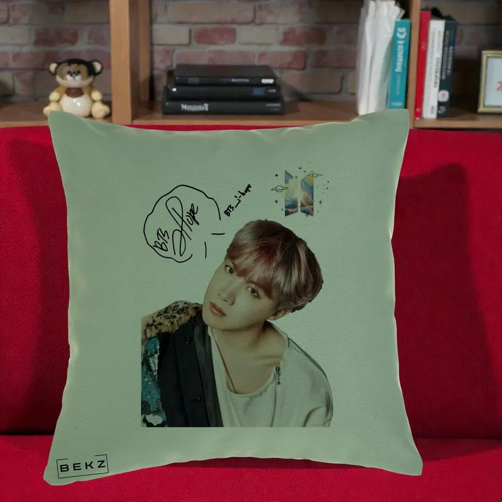 Perna Personalizata K-pop BTS J-Hope Par Roz Autograf, 40x40 cm, Verde, Husa Detasabila, Perna Inclusa, BEKZ®