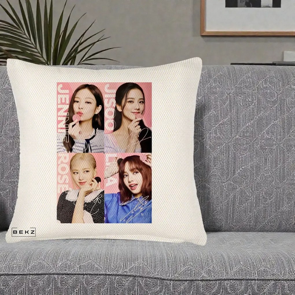 Perna Personalizata K-pop BLACKPINK Colaj 4 Portrete cu Semnature, 40x40 cm, Crem Reliefat, Husa Detasabila, Perna Inclusa, BEKZ®