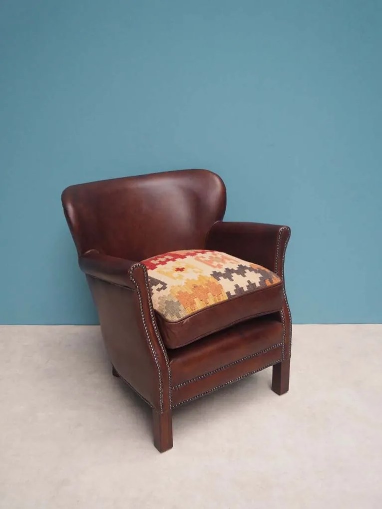 Fotoliu clasic din piele naturala top grain cu șezut kilim și picioare din lemn de stejar, „Turner”