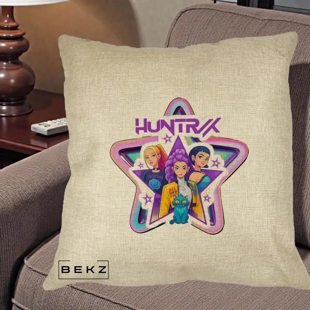 Perna Personalizata K-pop HUNTRX Trio Stea cu Pisica, 40x40 cm, Crem, Husa Detasabila, Perna Inclusa, BEKZ®