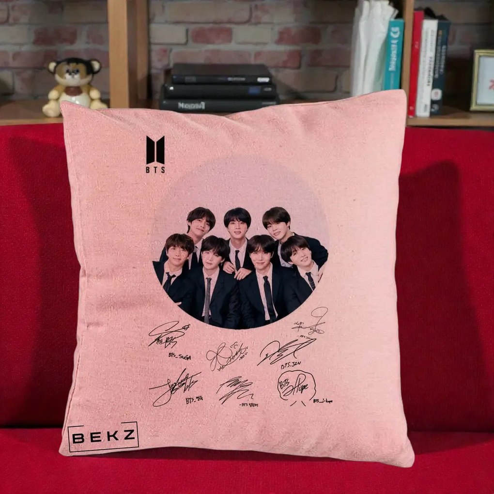 Perna Personalizata K-pop BTS Fotografie Grup Costum Negru si Autografe Cerc, 40x40 cm, Roz, Husa Detasabila, Perna Inclusa, BEKZ®