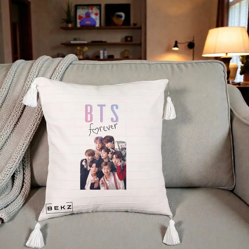 Perna Personalizata K-pop BTS Forever cu Foto Grup Negru, 40x40 cm, Bej cu Franjuri, Husa Detasabila, Perna Inclusa, BEKZ®