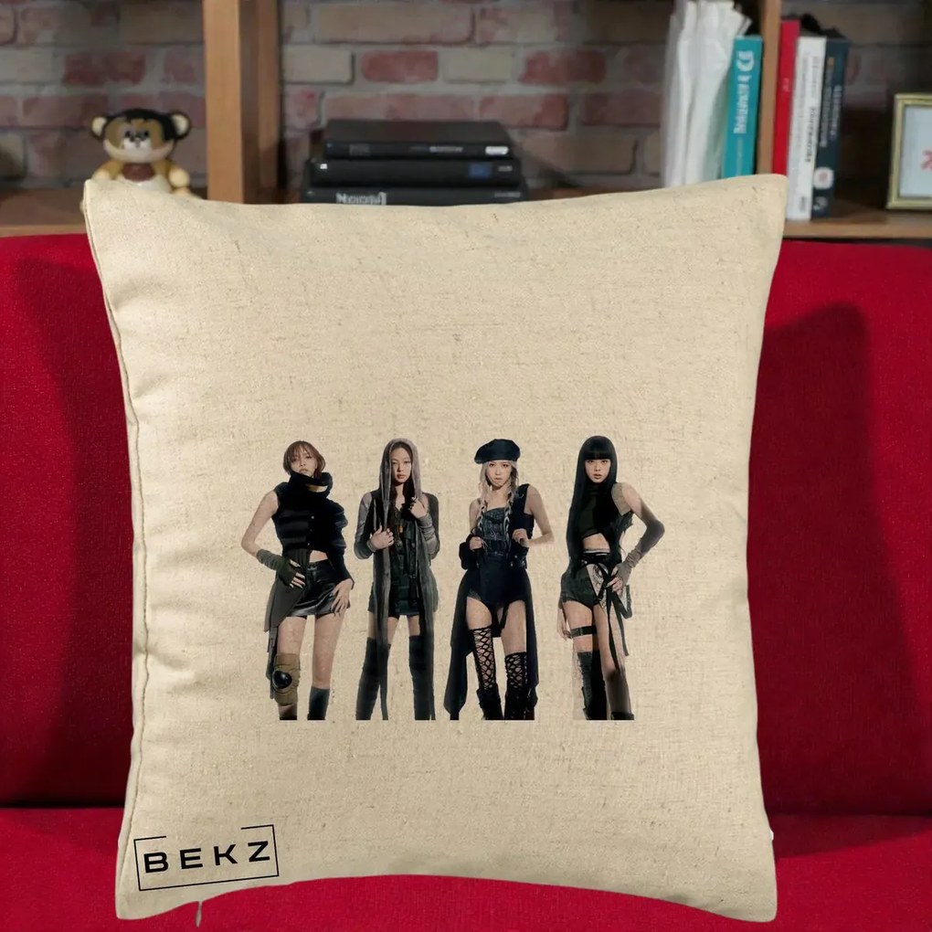 Perna Personalizata K-pop BLACKPINK Tinute Negre Elegante Grup, 40x40 cm, Bej, Husa Detasabila, Perna Inclusa, BEKZ®