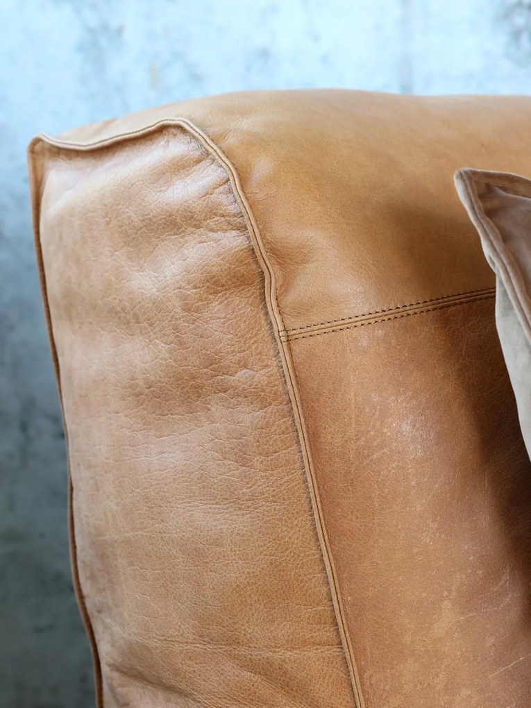 Fotoliu de relaxare cognac din piele naturală de bivol, lucrat manual, cu cusături duble și umplutură din bumbac reciclat, 103×83×83 cm, „Armagnac”