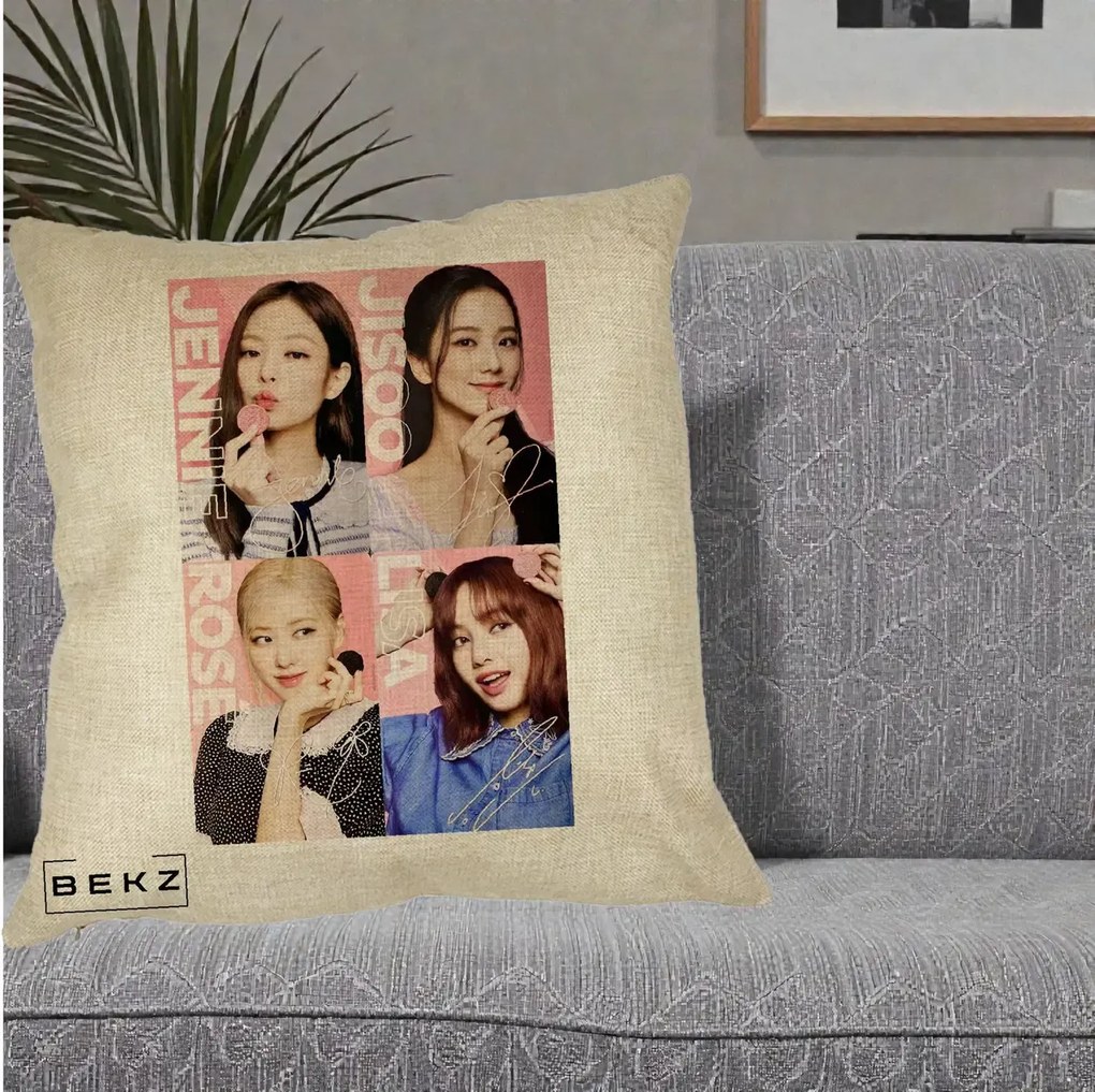 Perna Personalizata K-pop BLACKPINK Colaj 4 Portrete cu Semnature, 40x40 cm, Crem, Husa Detasabila, Perna Inclusa, BEKZ®