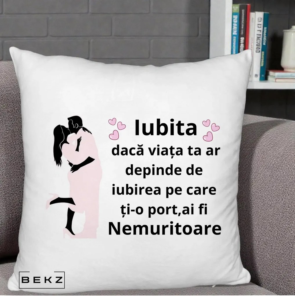 Cadou pentru Iubita - Perna Personalizata Iubita Nemuritoare cu Siluete de Cuplu, 40x40 cm, Alb Pufos, Husa Detasabila, Perna Inclusa, BEKZ®