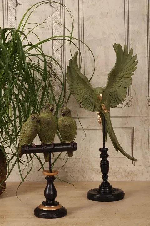 Statuetă decorativă din polirășină, trei papagali verzi pe stinghie neagră, picior sculptat cu detalii aurii, 33,5 x 18 x 10,5 cm, „Perruche