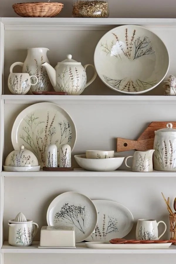 Set 4 farfurii mici din ceramică, natur, cu ilustrații botanice pictate manual, 21x2 cm, „Bea"