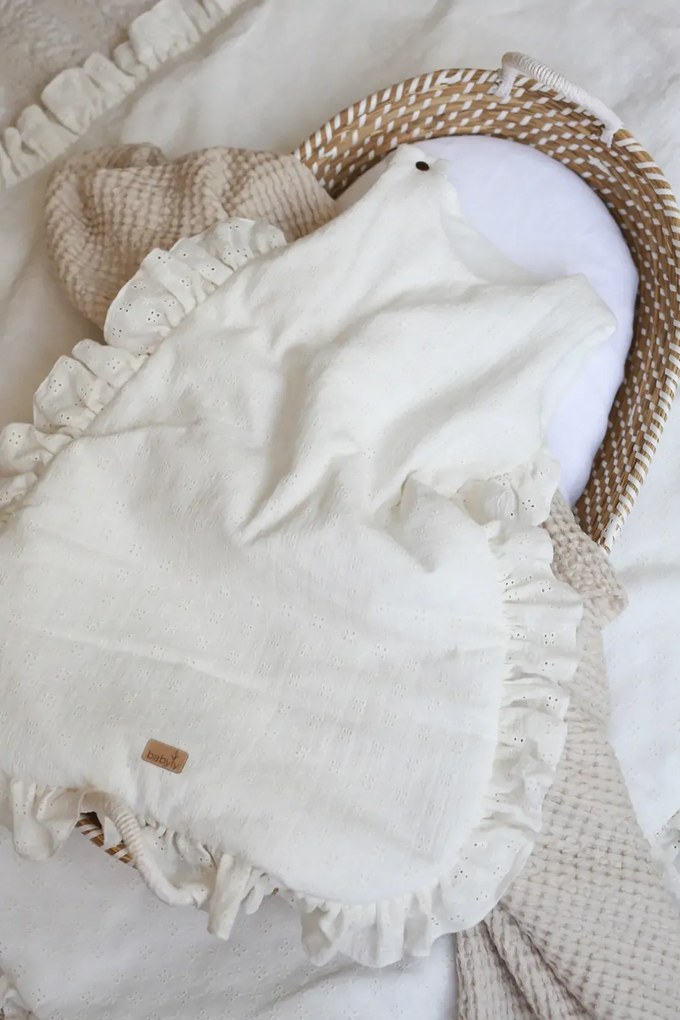 Sac de dormit pana la 9 luni, bumbac brodat Alb cu volanase by BabyLy cu umplutura antialergica BabySoft  , marimea S, 2-2,5 TOG pe tot parcursul anului