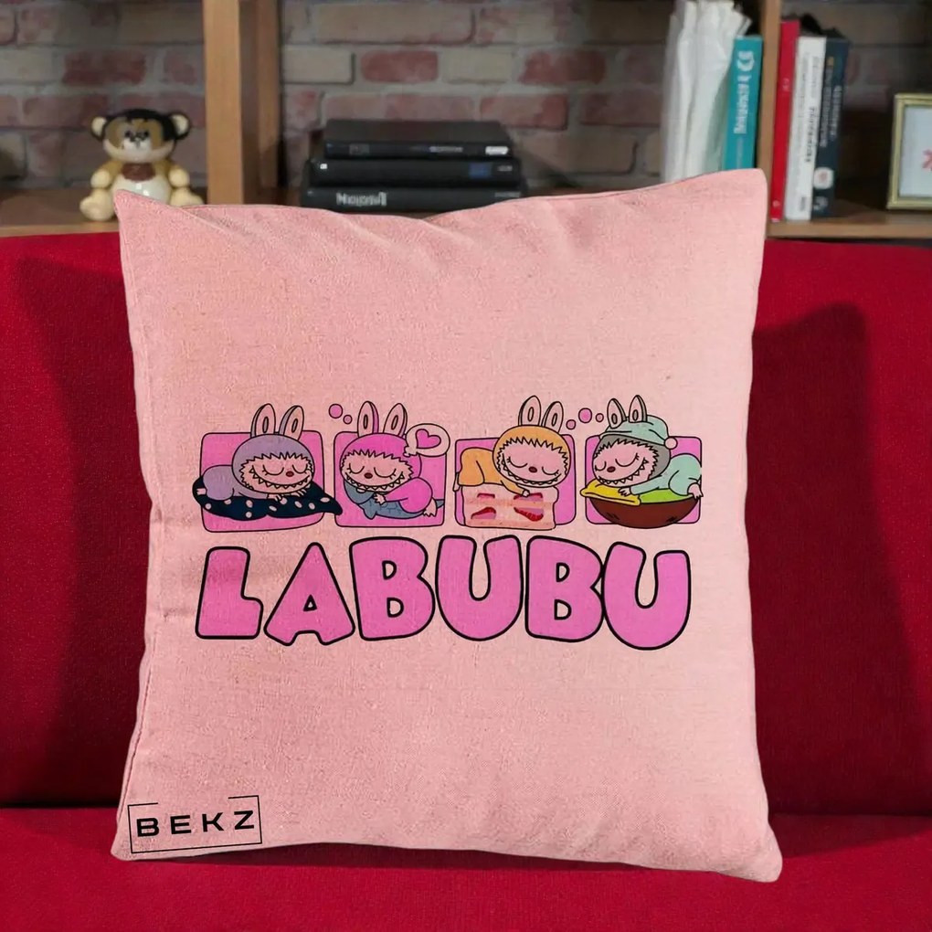 Perna Personalizata Labubu Sleeping Quad, 40x40 cm, Roz, Husa Detasabila, Perna Inclusa, BEKZ®