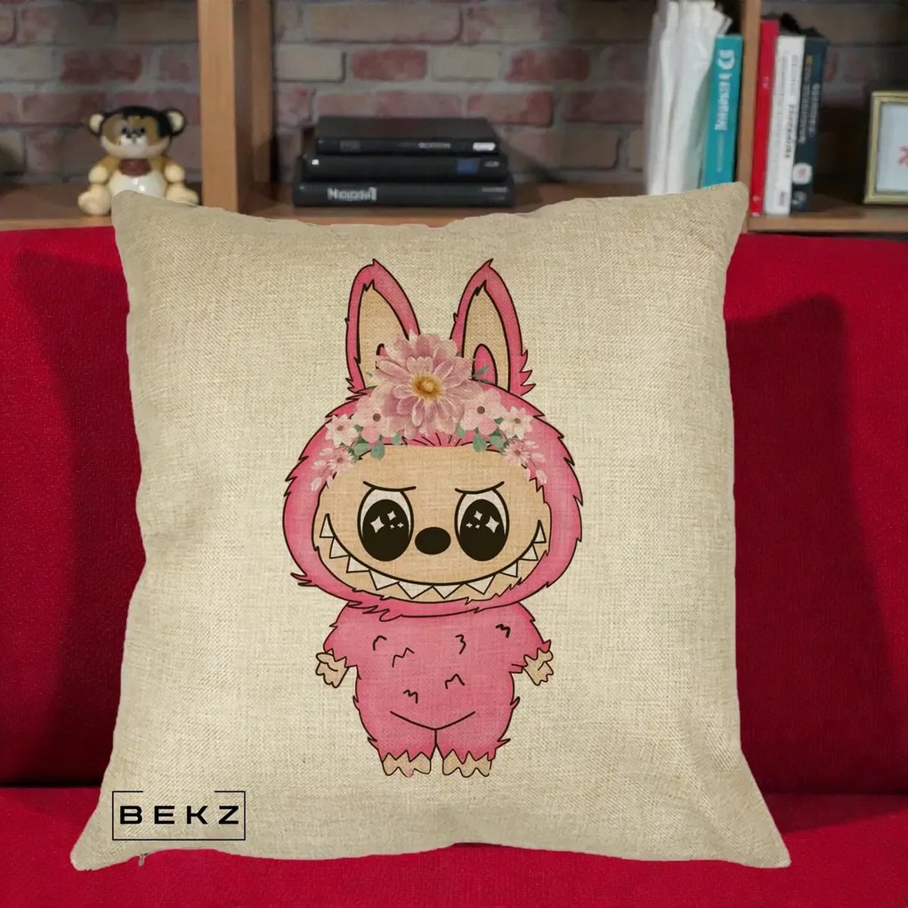 Perna Personalizata Labubu Roz cu Coroana Florala, 40x40 cm, Crem, Husa Detasabila, Perna Inclusa, BEKZ®
