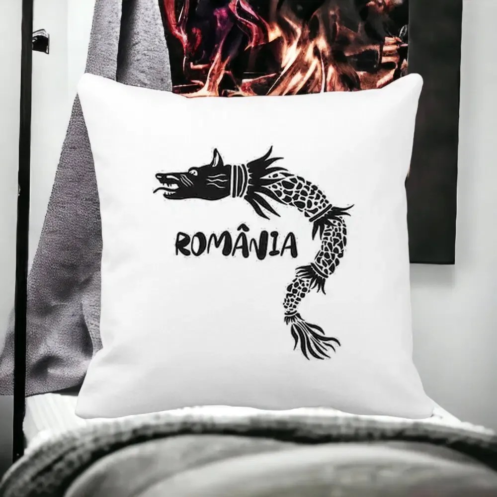 Perna Personalizata Patrata Lup Dacic Romania, 40x40 cm, Alba Mata, Husa Detasabila, Perna Inclusa, BEKZ®