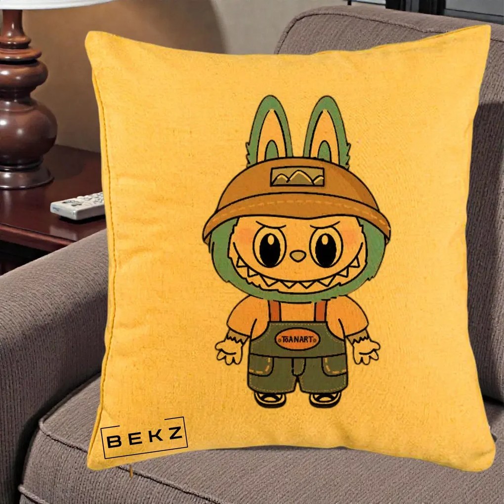 Perna Personalizata Labubu Toanart Blugi, 40x40 cm, Galben, Husa Detasabila, Perna Inclusa, BEKZ®
