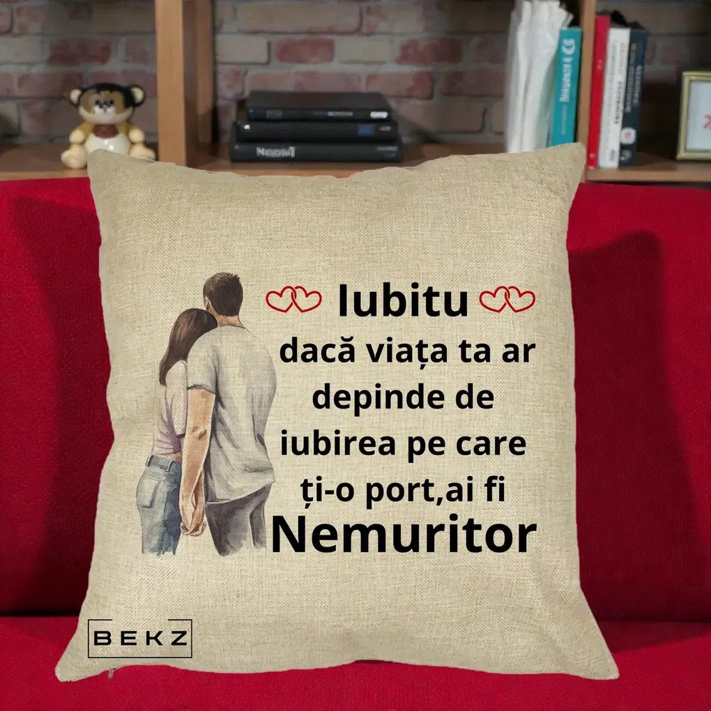 Cadou pentru Iubita - Perna Personalizata Iubitu Nemuritor cu Cuplu Acuarela si Inimi Rosii, 40x40 cm, Crem, Husa Detasabila, Perna Inclusa, BEKZ®