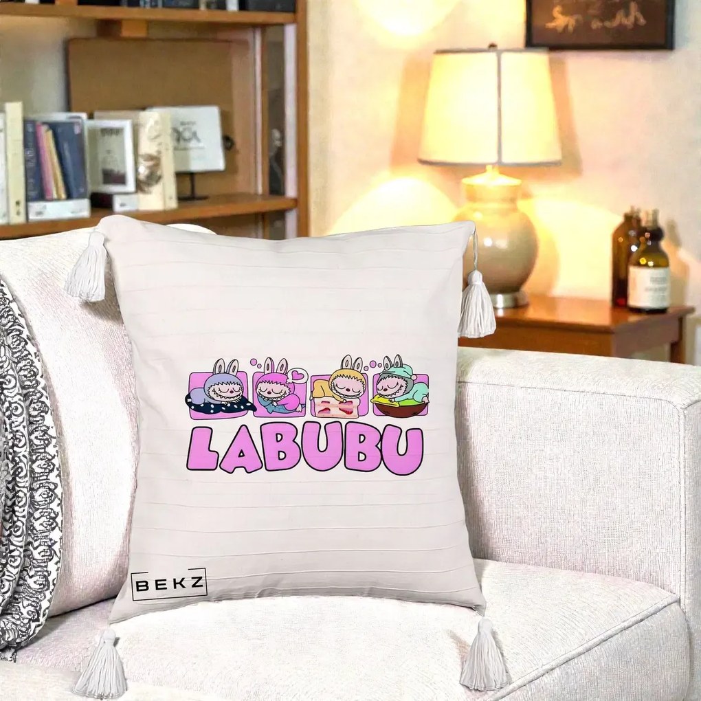 Perna Personalizata Labubu Sleeping Quad, 40x40 cm, Bej cu Franjuri, Husa Detasabila, Perna Inclusa, BEKZ®