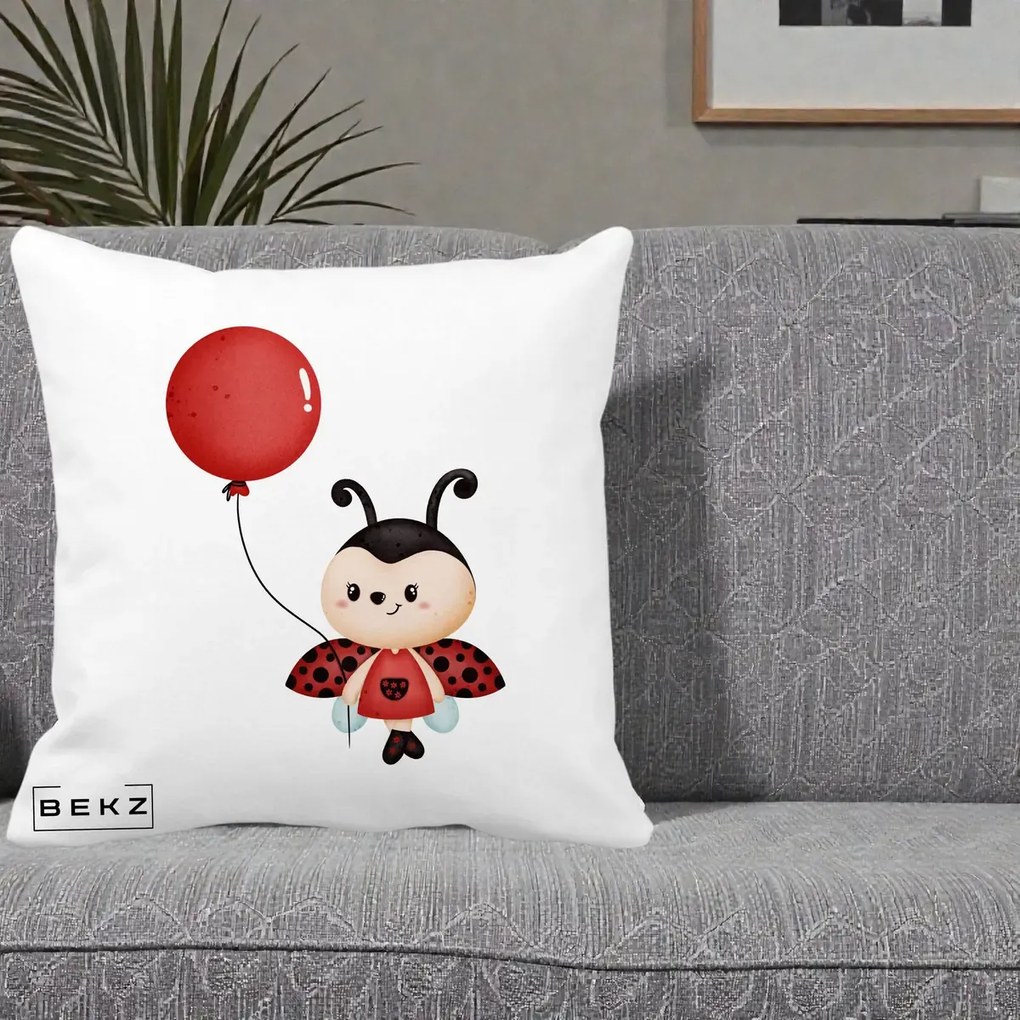 Perna Decorativa Buburuza cu Balon Rosu, 40x40 cm, Alba Mata, Husa Detasabila, Perna Inclusa, BEKZ®