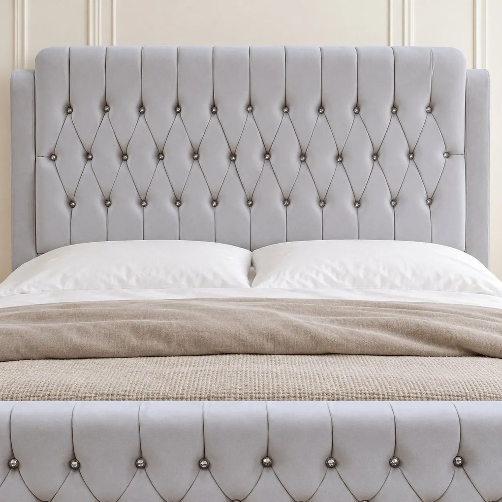 Pat tapițat Chesterfield din catifea Aveline Deluxe 160×200 cm, gri deschis, cu ladă de depozitare