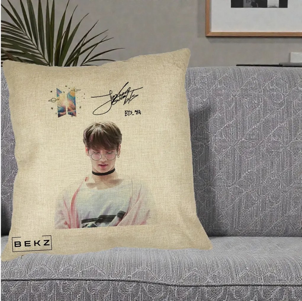 Perna Personalizata K-pop BTS Jungkook Portret cu Ochelari Autograf, 40x40 cm, Crem, Husa Detasabila, Perna Inclusa, BEKZ®