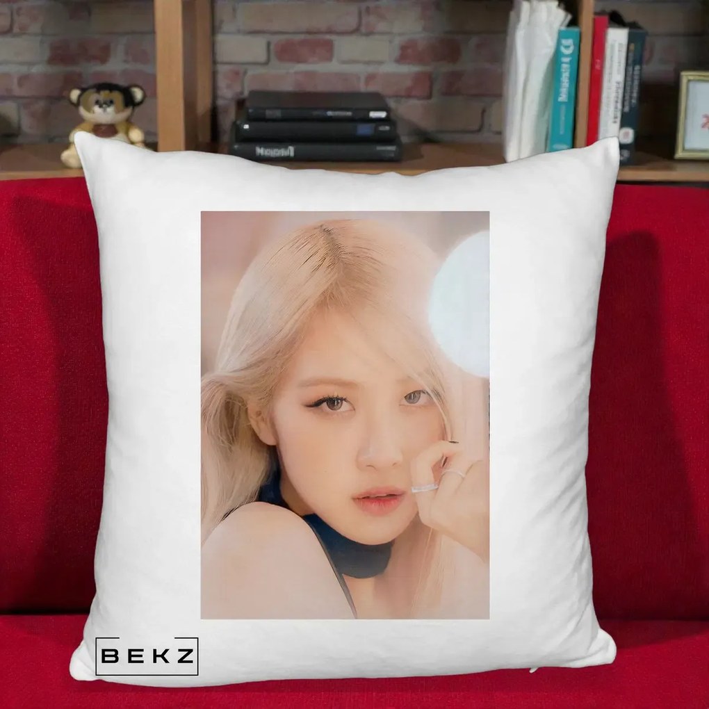 Perna Personalizata K-pop BLACKPINK Rose Blond cu Inel Roz Pastel, 40x40 cm, Alb Pufos, Husa Detasabila, Perna Inclusa, BEKZ®