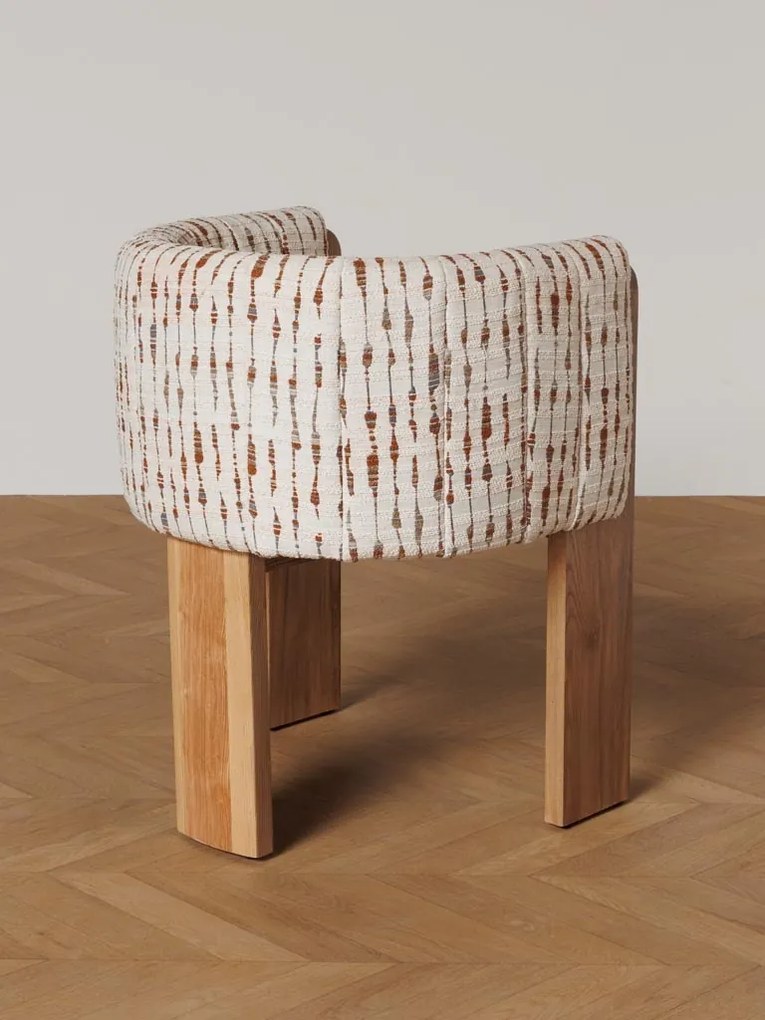 Scaun dining cu brațe tapițat tip fotoliu din lemn de salcâm și textil, bej, cu spătar rotunjit și trei picioare late, 77 x 63 x 60 cm, „Amphitryon”