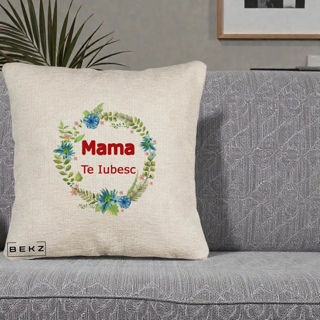 Cadou pentru Mama - Perna Personalizata Mama Te Iubesc Flori Albastre, 40x40 cm, Bej Canapea, Husa Detasabila, Perna Inclusa, BEKZ®