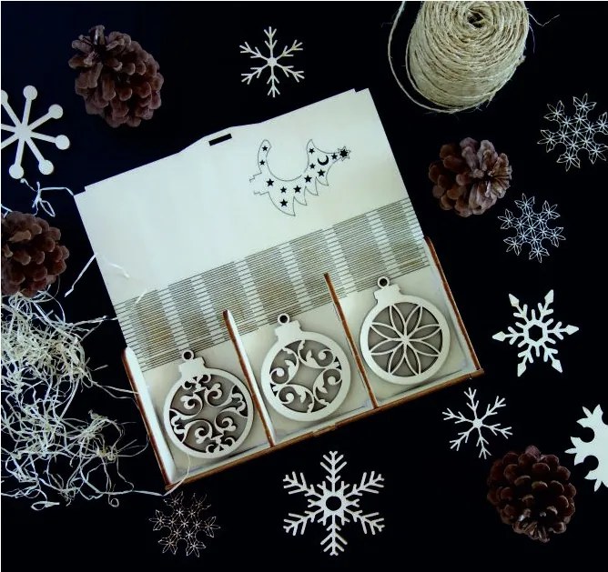 Set de ornamente din lemn, conține 18 piese