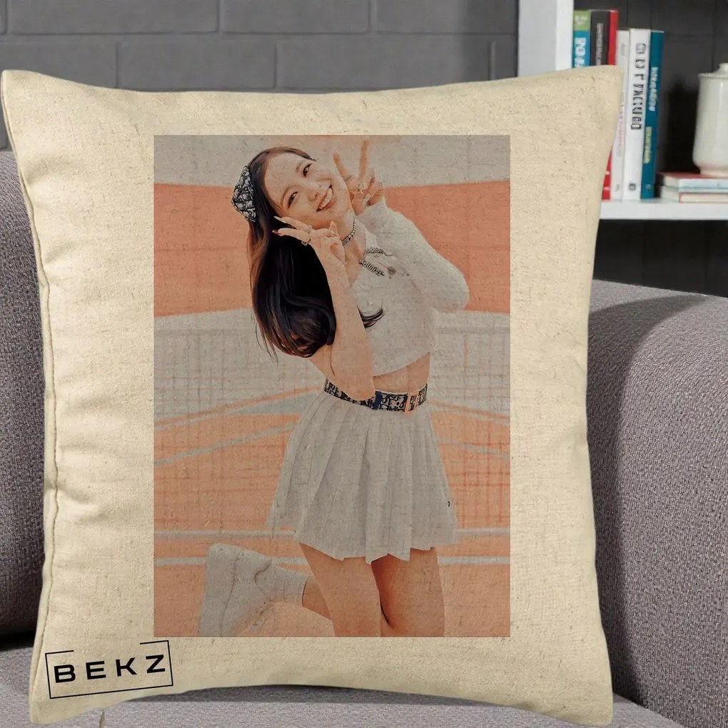 Perna Personalizata K-pop BLACKPINK Nayeon/Jisoo Tenis Alb, 40x40 cm, Bej, Husa Detasabila, Perna Inclusa, BEKZ®