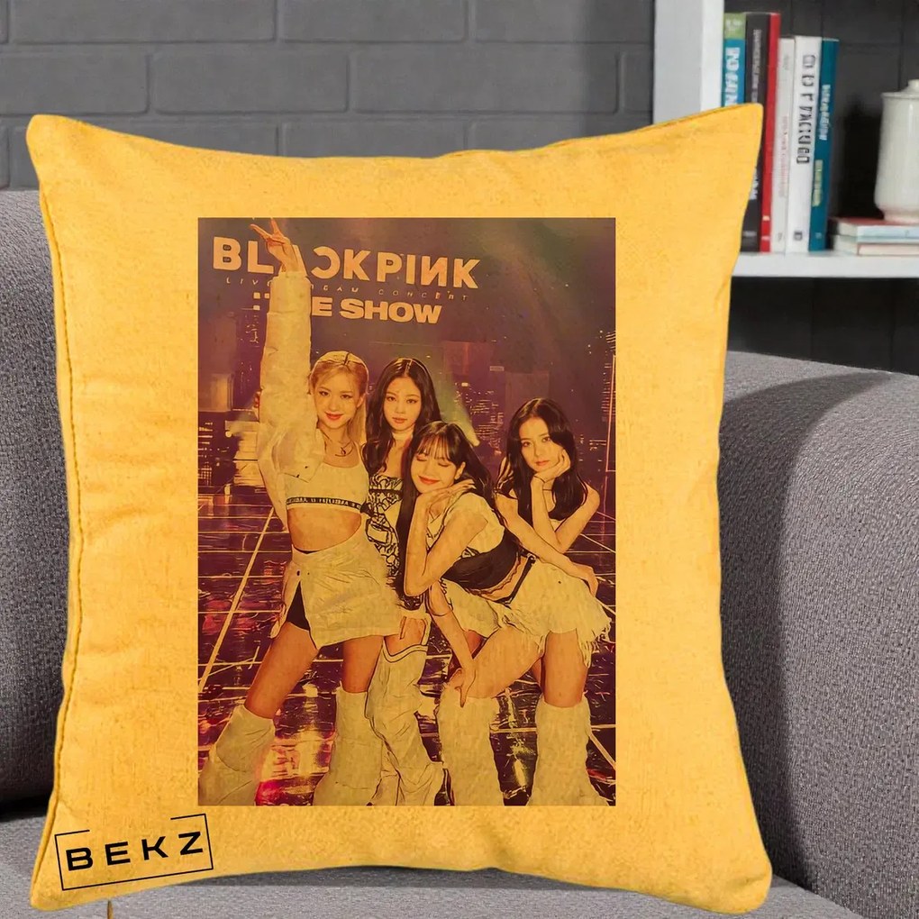 Perna Personalizata K-pop BLACKPINK The Show Concert cu 4 Membre pe Scena, 40x40 cm, Galben, Husa Detasabila, Perna Inclusa, BEKZ®