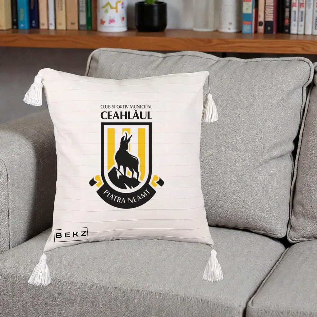 Perna Personalizata CSM Ceahlaul Piatra Neamt Fotbal, 40x40 cm, Bej cu Franjuri, Husa Detasabila, Perna Inclusa, BEKZ®