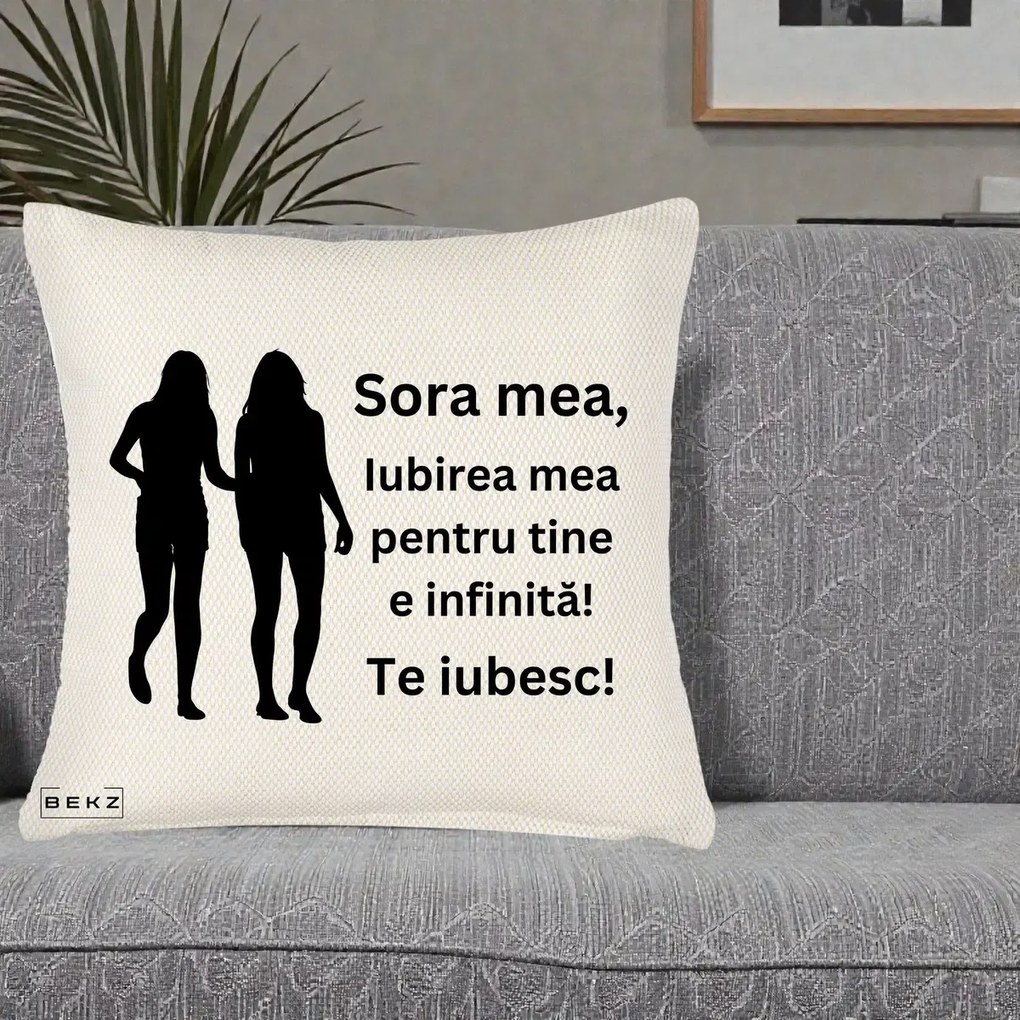 Cadou pentru Sora - Perna Personalizata Sora Mea Te Iubesc Siluete Negre Tinand Maini, 40x40 cm, Crem Reliefat, Husa Detasabila, Perna Inclusa, BEKZ®