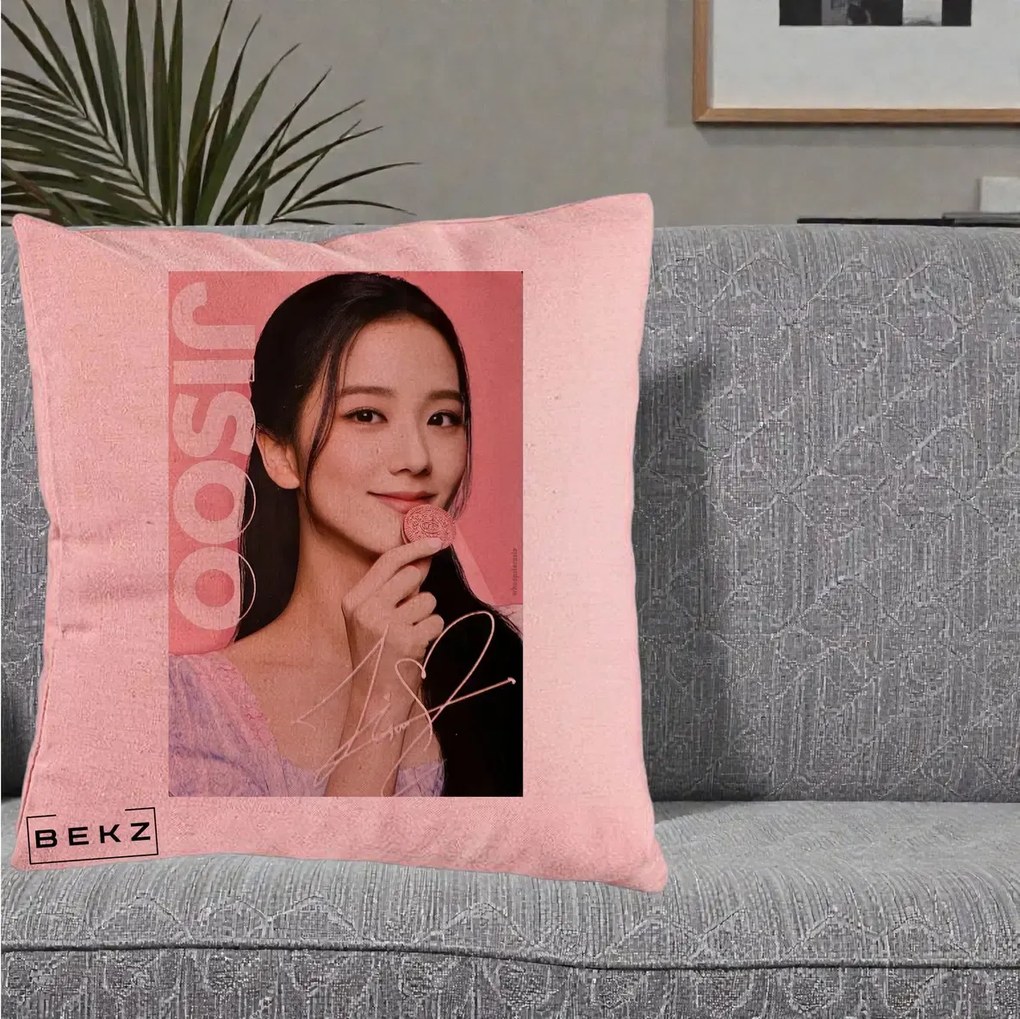 Perna Personalizata K-pop BLACKPINK Jisoo cu Semnatura si Fond Roz, 40x40 cm, Roz, Husa Detasabila, Perna Inclusa, BEKZ®